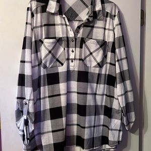 3/$25  Women’s checked blouse. SZ 2X